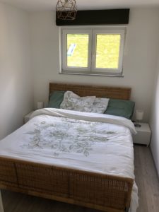 lit avec fleurs